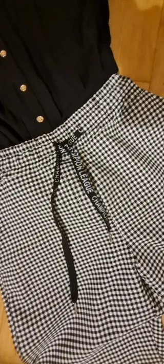 Pantalon de cuadros L   y blusa negra  M