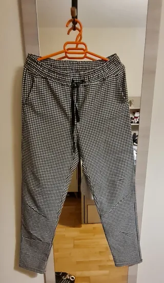 Pantalon de cuadros L   y blusa negra  M