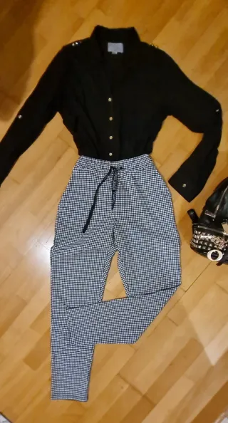 Pantalon de cuadros L   y blusa negra  M