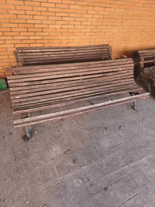 Bancos de madera con patas de hierro para exterior