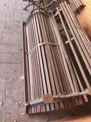Bancos de madera con patas de hierro para exterior