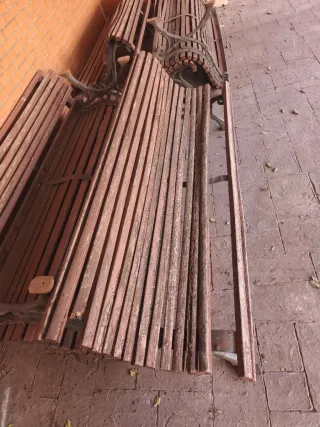 Bancos de madera con patas de hierro para exterior