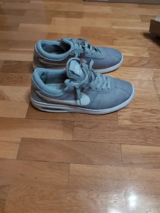 Zapatillas Nike grises y blancas