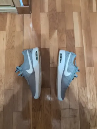 Zapatillas Nike grises y blancas