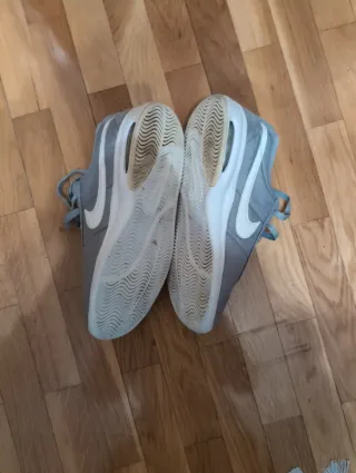 Zapatillas Nike grises y blancas