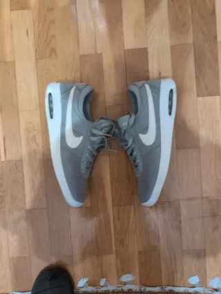 Zapatillas Nike grises y blancas