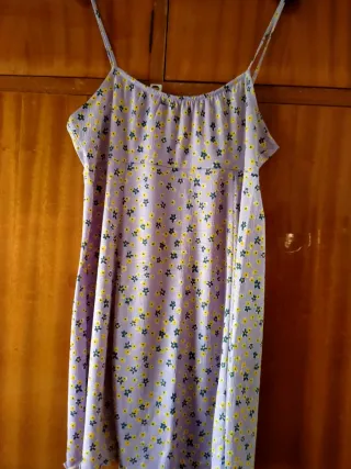 Vestido morado con flores amarillas