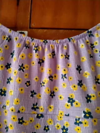 Vestido morado con flores amarillas