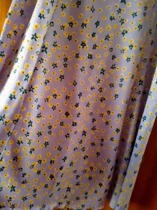 Vestido morado con flores amarillas