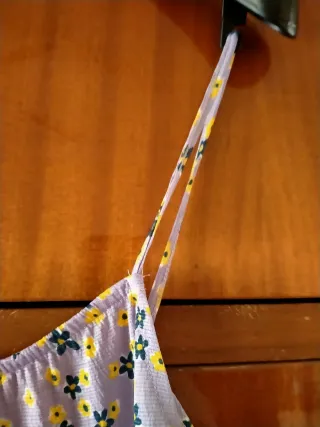 Vestido morado con flores amarillas