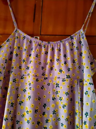 Vestido morado con flores amarillas