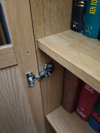 Librería de madera y cristal