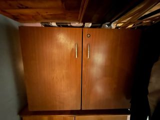 Mueble de madera marrón