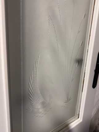 Puerta blanca con cristal