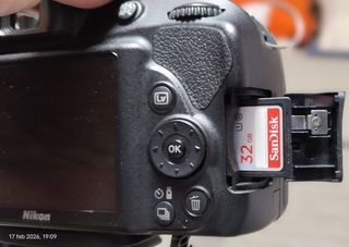 Cámara Nikon D3300 + 18-55mm + trípode y mochila.