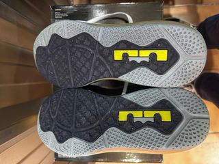 Zapatillas Nike Negras y Amarillas