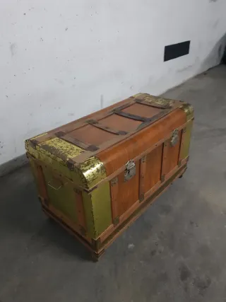 Baúl antiguo madera y metal