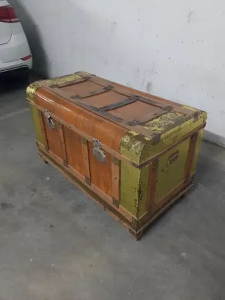 Baúl antiguo madera y metal