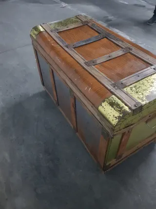 Baúl antiguo madera y metal