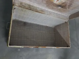 Baúl antiguo madera y metal