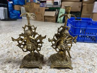 Reloj de sobremesa y candelabros vintage