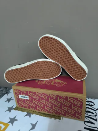 Zapatillas Vans Negras y Blancas