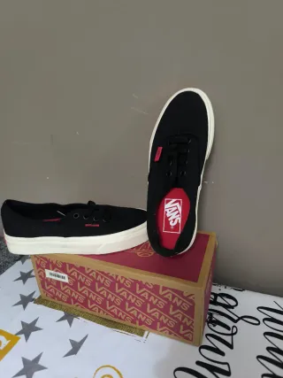 Zapatillas Vans Negras y Blancas
