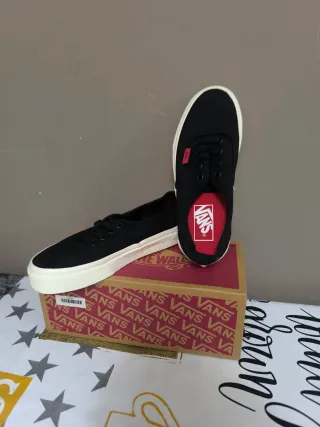 Zapatillas Vans Negras y Blancas