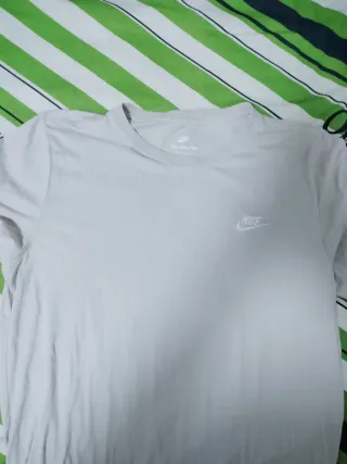 Camiseta Nike básica beige talla L
