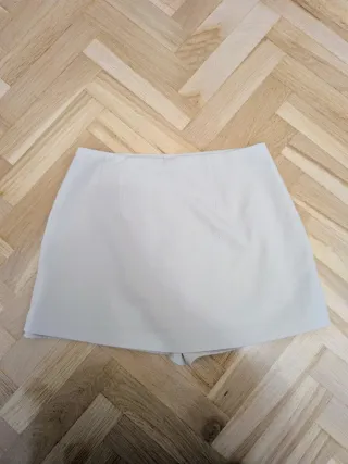 Minifalda pantalón beige con abertura