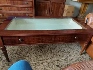 Mesa de centro de madera con tapa de cristal