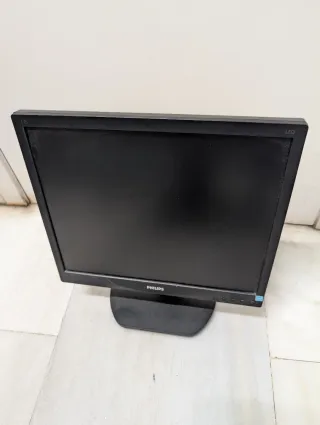 Monitor Philips 17 LED + Adaptador HDMI