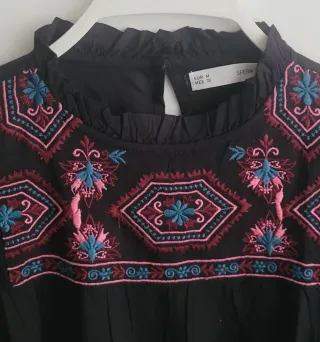 Blusa Sfera bordada floral negra talla M