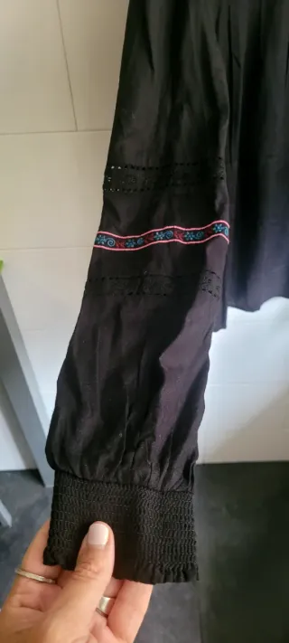 Blusa Sfera bordada floral negra talla M