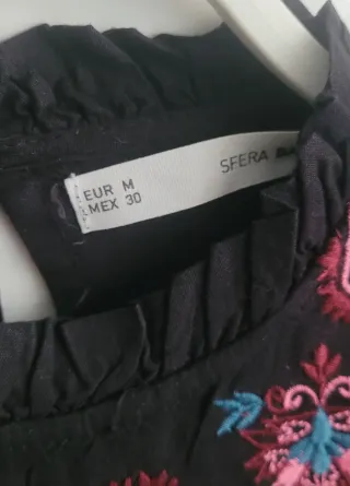 Blusa Sfera bordada floral negra talla M