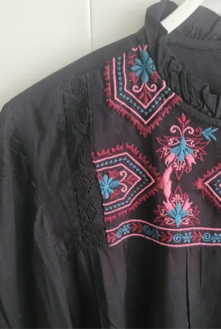 Blusa Sfera bordada floral negra talla M