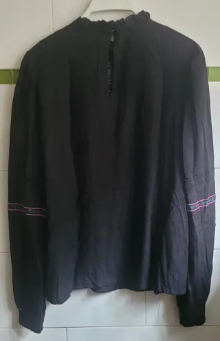 Blusa Sfera bordada floral negra talla M