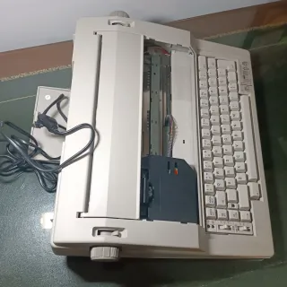 Máquina de escribir eléctrica Olivetti ETP 1000