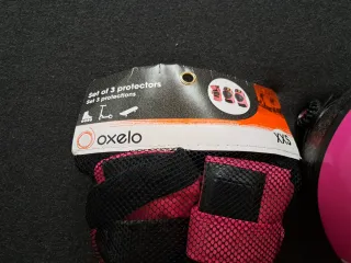 Casco y protecciones patinaje niña rosa