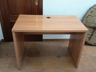 Mesa escritorio de madera.