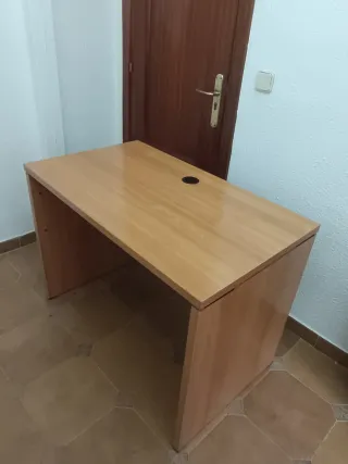 Mesa escritorio de madera.