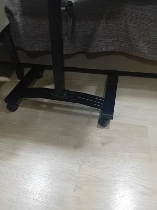 Escritorio móvil ordenador madera.