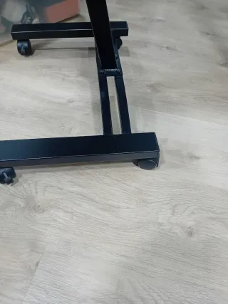 Escritorio móvil ordenador madera.