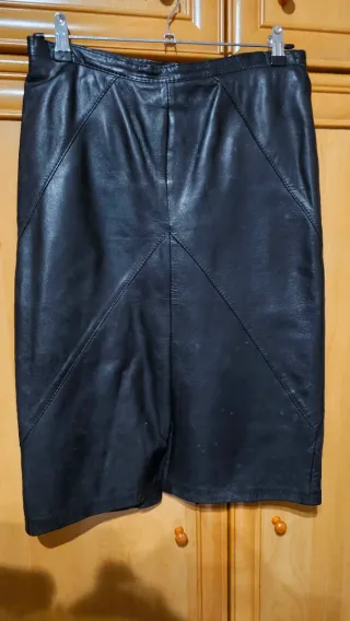Falda de cuero negra