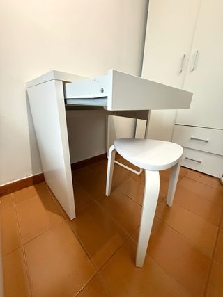 Escritorio blanco con silla, en muy buen estado.