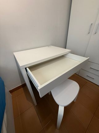 Escritorio blanco con silla, en muy buen estado.