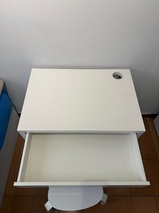 Escritorio blanco con silla, en muy buen estado.