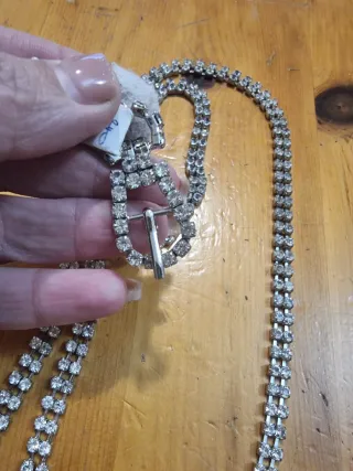 Cintura con strass e fibbia