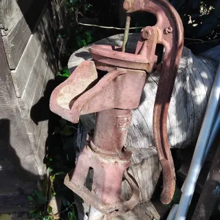 Bomba de agua antigua de hierro fundido