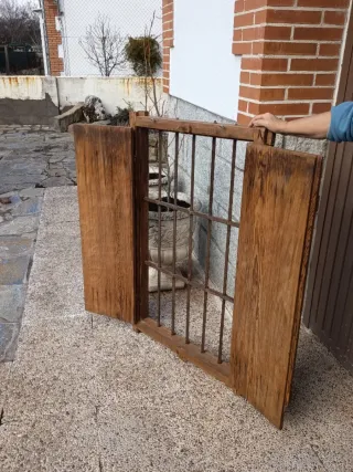 Ventana de madera antigua con reja de forja.